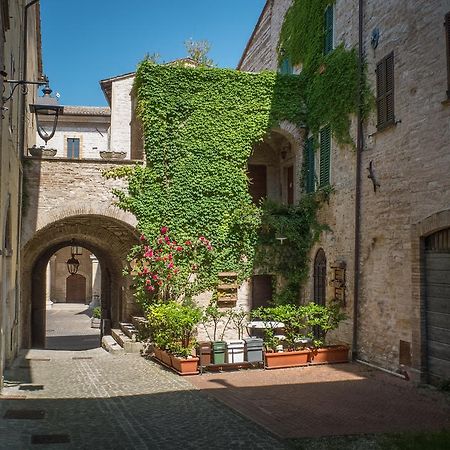 Appartamenti Turistici Vicolo S. Chiara Sassoferrato Eksteriør billede