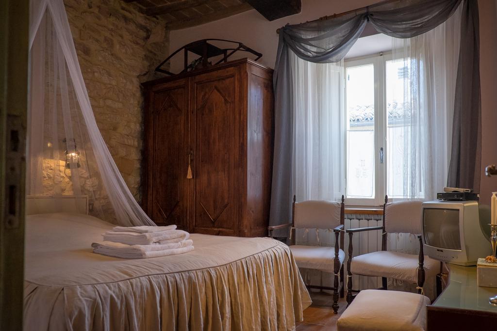 Appartamenti Turistici Vicolo S. Chiara Sassoferrato Eksteriør billede