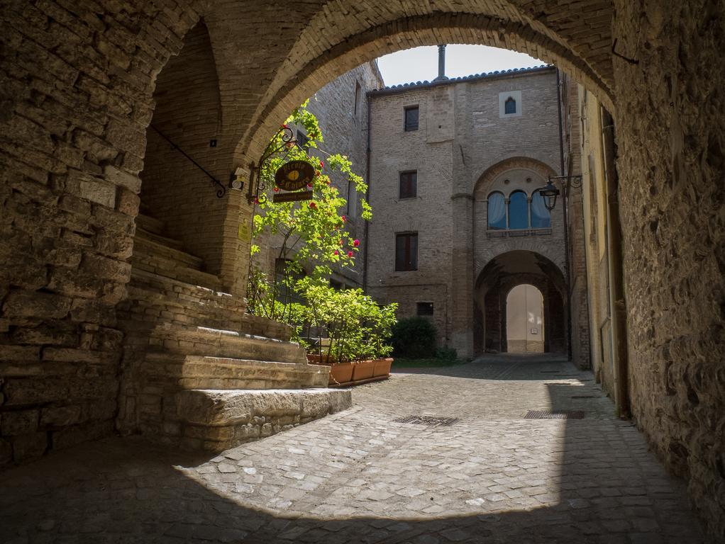Appartamenti Turistici Vicolo S. Chiara Sassoferrato Eksteriør billede
