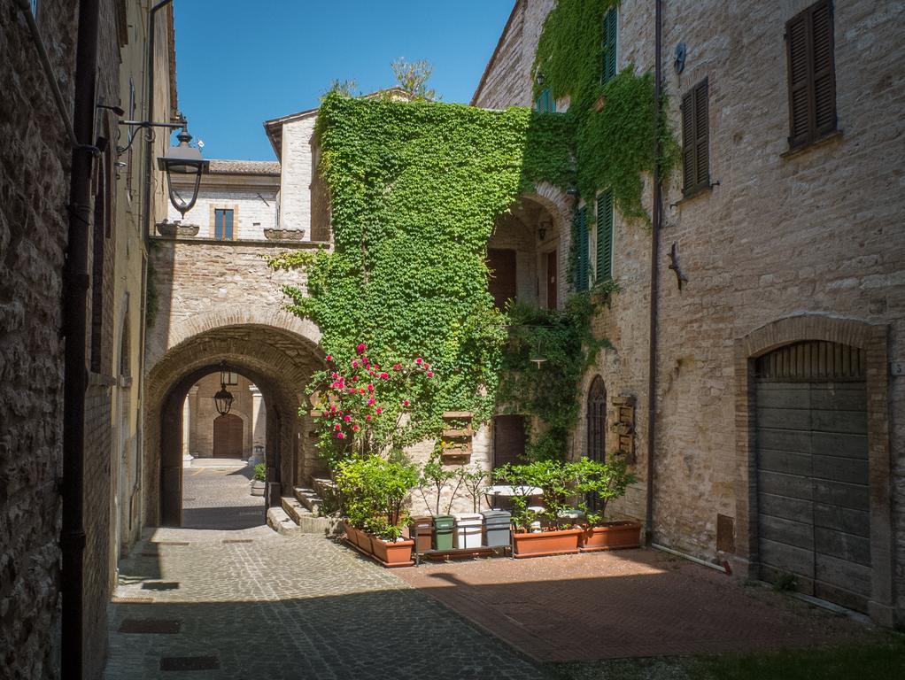 Appartamenti Turistici Vicolo S. Chiara Sassoferrato Eksteriør billede