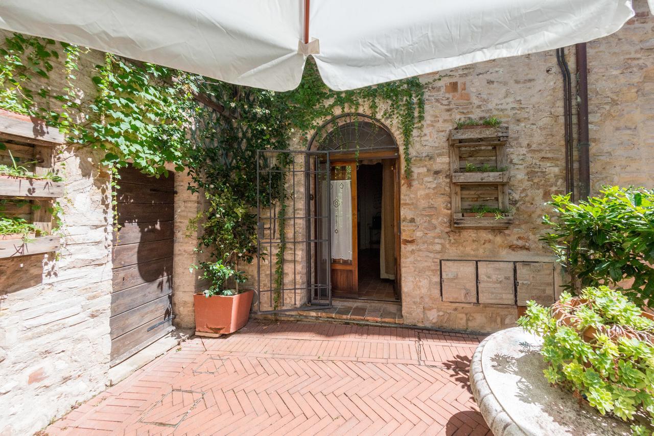 Appartamenti Turistici Vicolo S. Chiara Sassoferrato Eksteriør billede