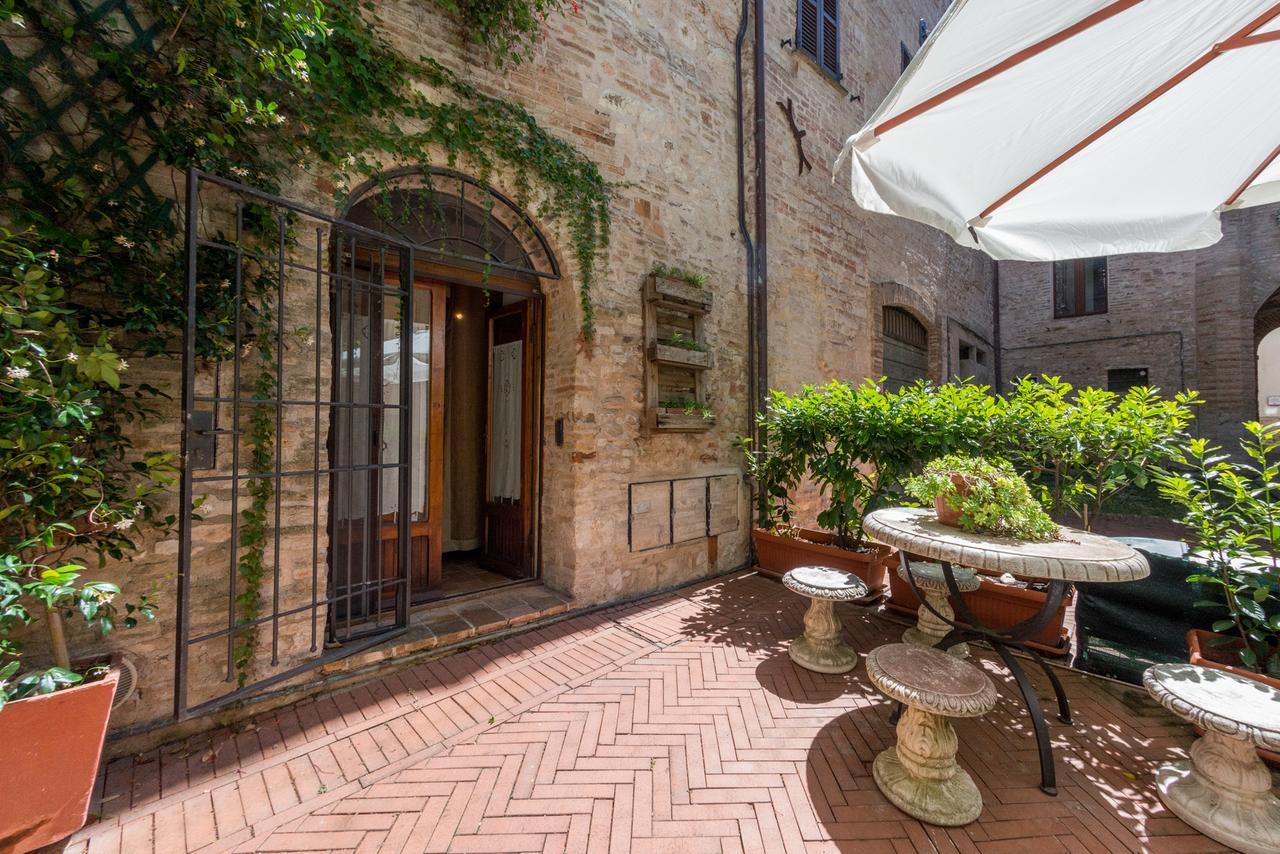 Appartamenti Turistici Vicolo S. Chiara Sassoferrato Eksteriør billede