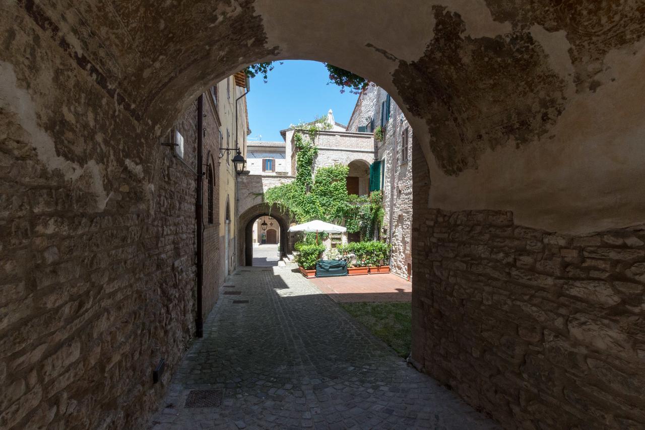 Appartamenti Turistici Vicolo S. Chiara Sassoferrato Eksteriør billede